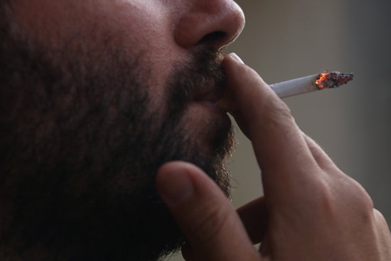 El Ministeri de Sanitat i les CCAA pacten prohibir fumar al carrer si no es manté la distància i tancar discoteques