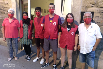 Creu Roja desplega quatre agents de salut a Tàrrega per sensibilitzar la gent jove davant la Covid-19 durant l’oci nocturn