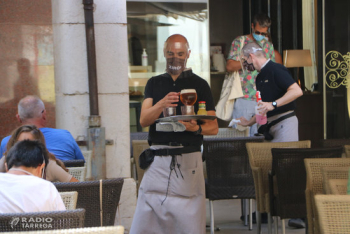 Entra en vigor la prohibició de fumar al carrer sense la distància de 2 metres i l'obligació de tancar els bars a la una