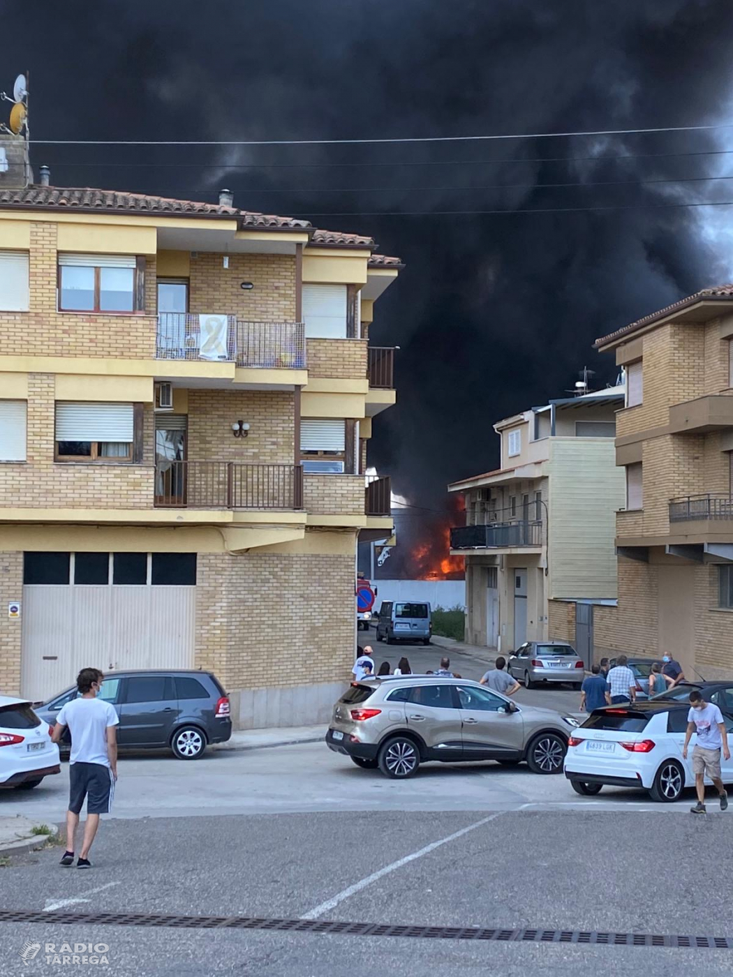 ACTUALITZACIÓ - Incendi a un solar pròxim a una nau d'un taller mecànic a Tàrrega