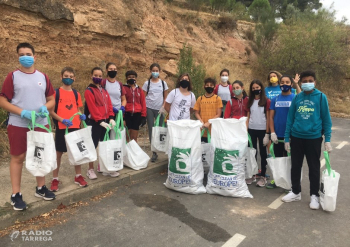 Alumnes d’ESO de l’Escola Vedruna de Tàrrega fan una batuda de neteja mediambiental al Parc de Sant Eloi