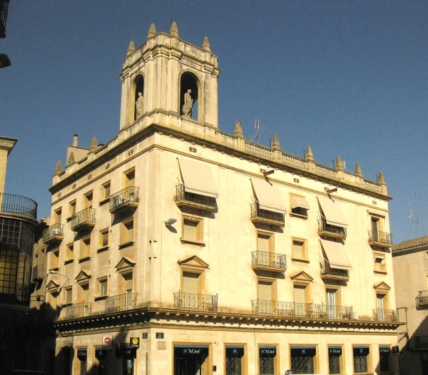 Junts per Tàrrega proposa que l'Ajuntament adquireixi l'oficina de CaixaBank de la plaça Major
