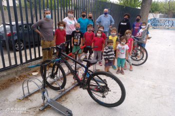 L’Escola Àngel Guimerà de Tàrrega promociona els aparca-bicis per afavorir una mobilitat més sostenible