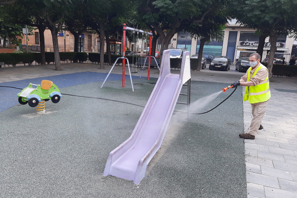 L’Ajuntament de Tàrrega intensifica els treballs de desinfecció dels parcs de jocs infantils per reforçar la prevenció contra la Covid-19