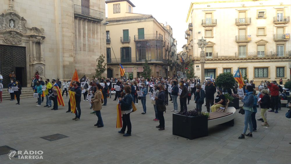 Concentració a la plaça Major en rebuig a la inhabilitació del president Quim Torra