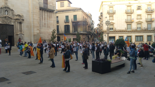 Concentració a la plaça Major en rebuig a la inhabilitació del president Quim Torra