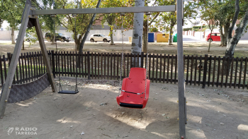 Agramunt instal·la un gronxador inclusiu al passeig Josep Brufau