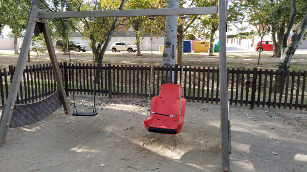 Agramunt instal·la un gronxador inclusiu al passeig Josep Brufau