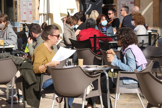El Procicat aprova el tancament de bars i restaurants i la limitació de l'aforament al comerç i la cultura