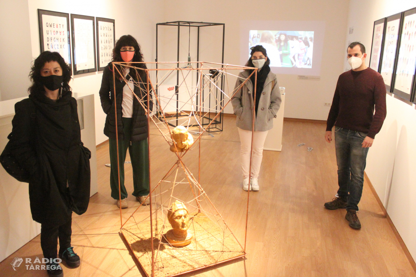 Alumnes de l’EASD Ondara de Tàrrega reten homenatge a Joan Brossa en una exposició col·lectiva a la Sala Marsà