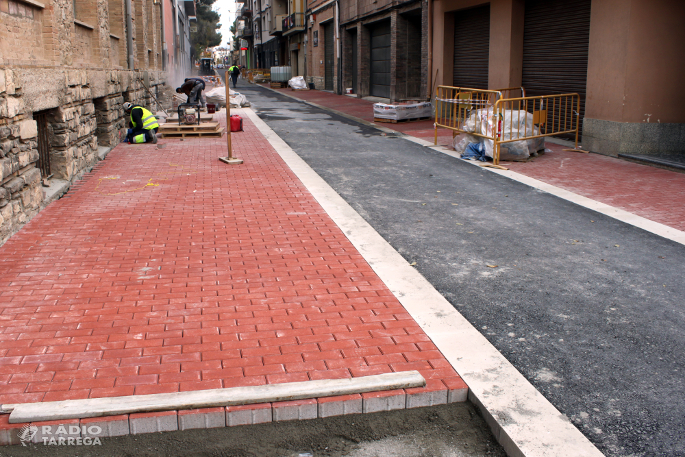 Les obres de renovació del carrer de Jacint Verdaguer de Tàrrega encaren la recta final