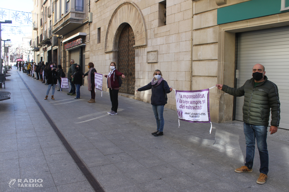 Més d’un centenar de persones participen a la Cadena Feminista de Tàrrega contra les violències masclistes