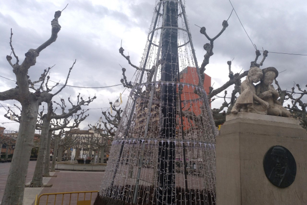 Tàrrega enllesteix els treballs per encendre demà divendres l’enllumenat nadalenc