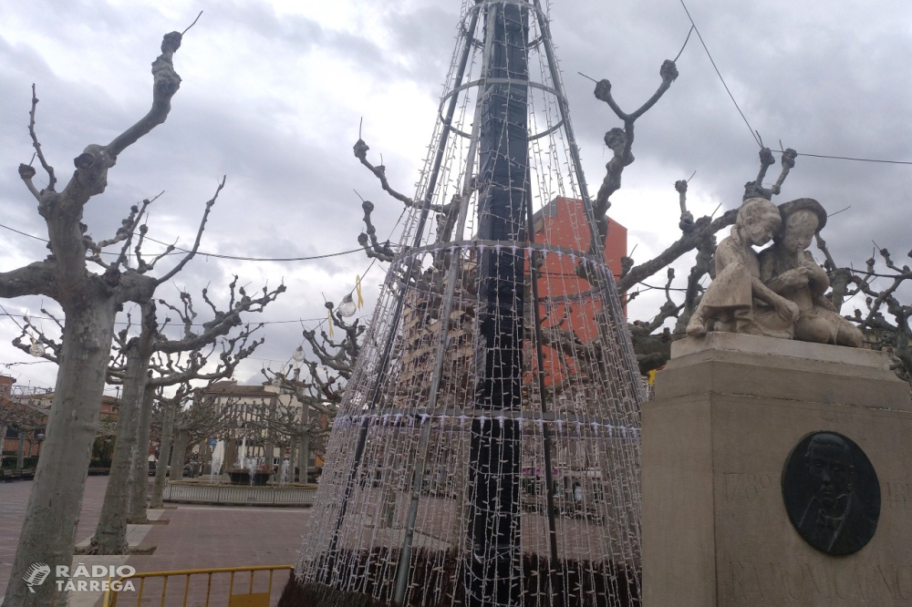 Tàrrega enllesteix els treballs per encendre demà divendres l’enllumenat nadalenc