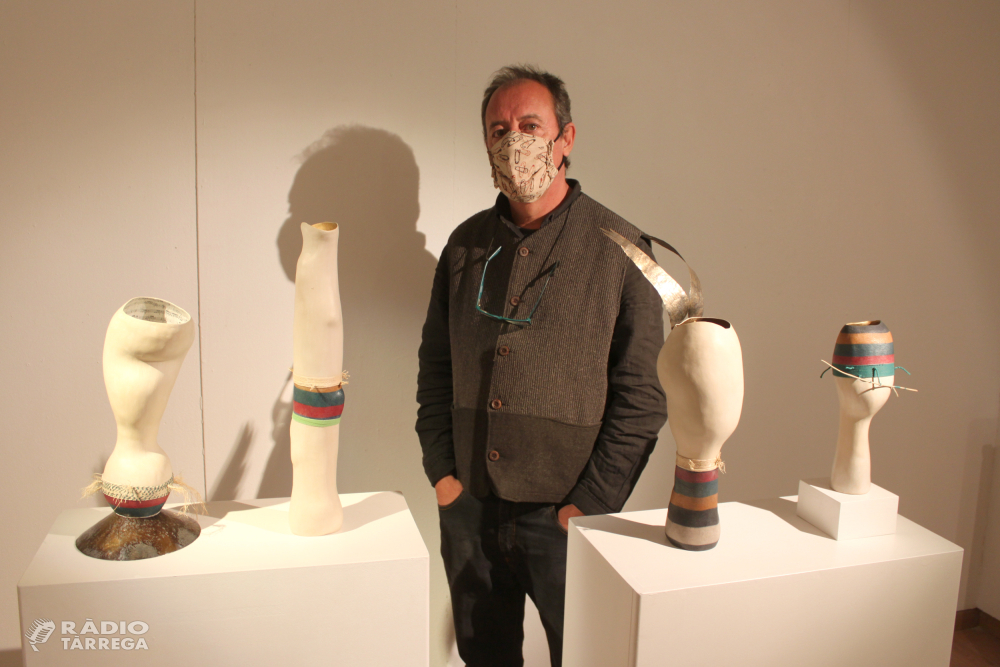 L’artista Jose Davila, establert a Guimerà, exposa les seves escultures de ceràmica a la Sala Marsà de Tàrrega