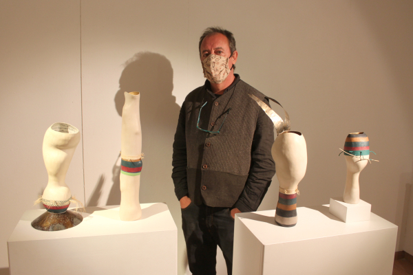 L’artista Jose Davila, establert a Guimerà, exposa les seves escultures de ceràmica a la Sala Marsà de Tàrrega