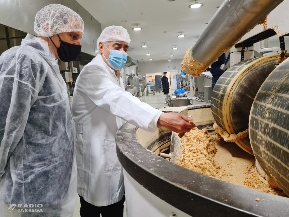 El subdelegat del Govern a Lleida, José Crespín, visita Torrons Vicens d’Agramunt