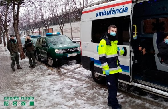 Els Agents Rurals traslladen a dues persones dels Omells de Na Gaia que no podien anar a fer diàlisi