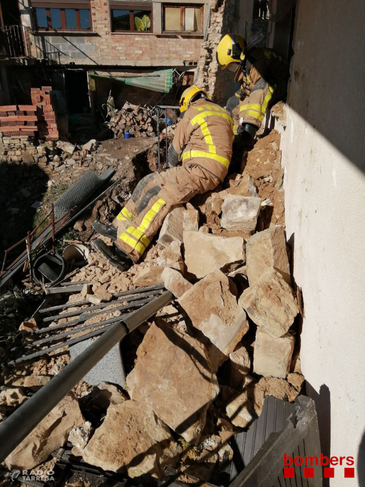 La caiguda d'un mur antic obliga a desallotjar alguns veïns del carrer Major del Talladell