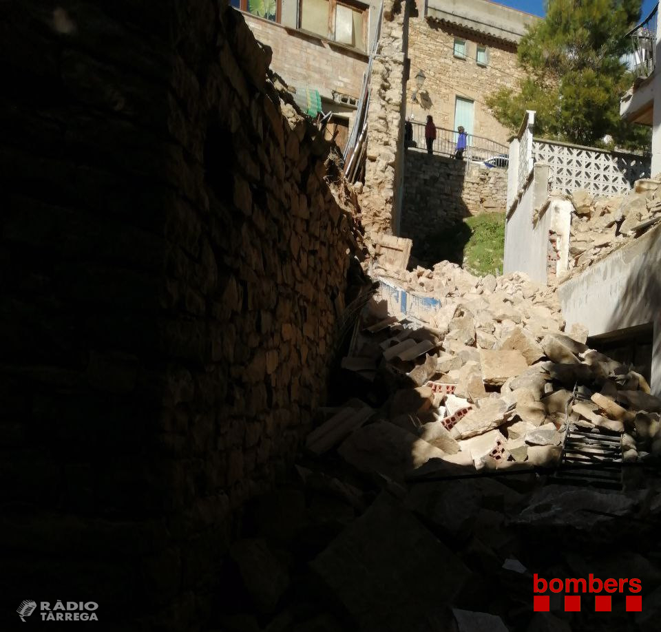 ACTUALITZACIÓ. Els veïns afectats per la caiguda d'un mur al carrer Major del Talladell han tornat als seus domicilis