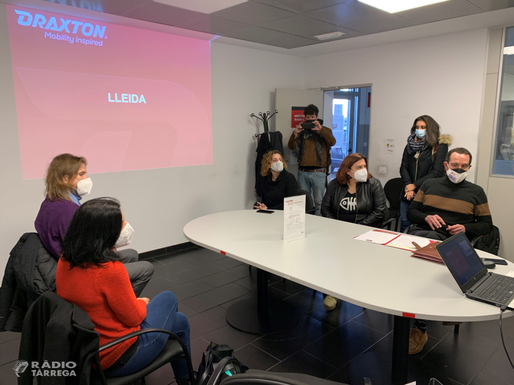 Jaume Moya, candidat d'En Comú Podem per Lleida, parla de la industrialització de les terres de Lleida en una visita a l'empresa Draxton de Fonolleres