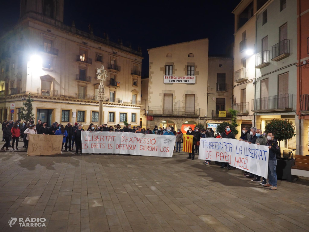 Més de mig centenar de persones es manifestaven ahir al vespre a Tàrrega en contra de l’empresonament del raper lleidatà Pablo Hasel