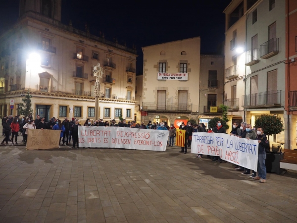 Més de mig centenar de persones es manifestaven ahir al vespre a Tàrrega en contra de l’empresonament del raper lleidatà Pablo Hasel