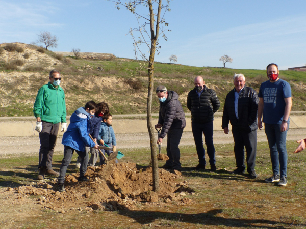 Canal Viu celebra els seus cinc anys de vida amb una plantada d'alzines a Castellserà