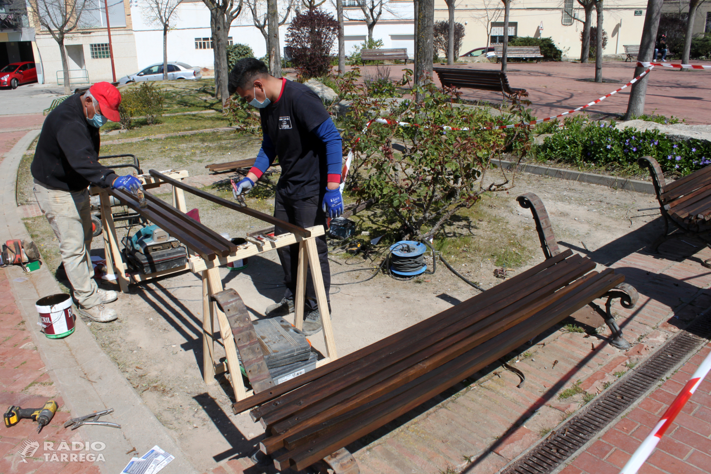 L’Ajuntament de Tàrrega inicia la restauració dels bancs de fusta del municipi, un dels projectes més votats en els pressupostos participatius