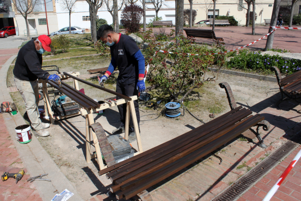 L’Ajuntament de Tàrrega inicia la restauració dels bancs de fusta del municipi, un dels projectes més votats en els pressupostos participatius