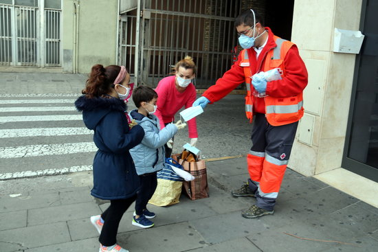 Puja un 30% el nombre de noves persones ateses per la Creu Roja a la demarcació de Lleida per l'impacte de la covid-19