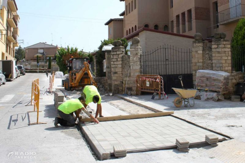 L'Ajuntament de Tàrrega amplia la vorera del col·legi Jacint Verdaguer per a reforçar la seguretat viària