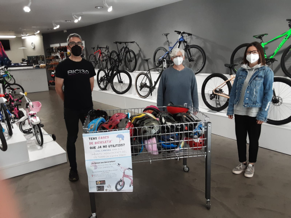 La campanya solidària del BTT Tàrrega recull 45 cascs de bicicleta per a infants i joves del Servei d’Intervenció Sòcioeducativa (SIS)