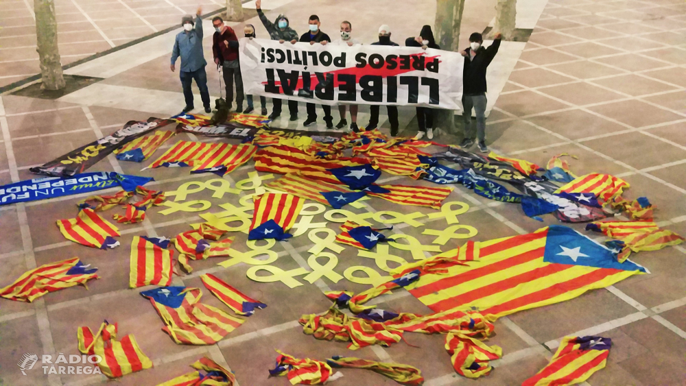 Un grup de persones ha arrancat aquesta nit símbols de caràcter independentista a Tàrrega