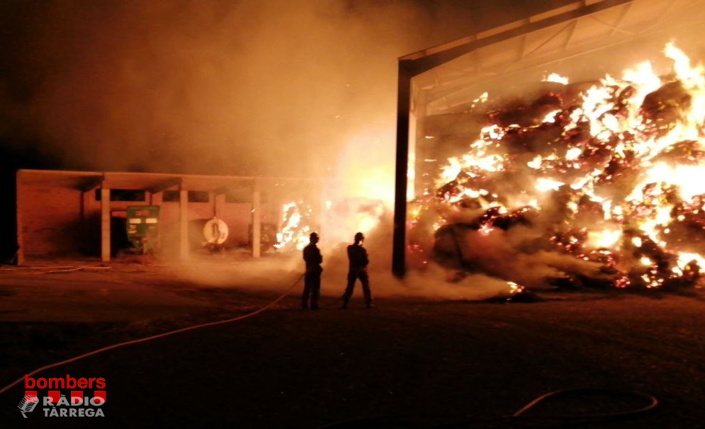 Sis dotacions dels Bombers treballen en l'extinció d'un incendi en un paller al municipi de Tàrrega