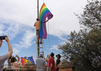 Tàrrega fa onejar la bandera del col·lectiu LGTBI+ al Parc de Sant Eloi