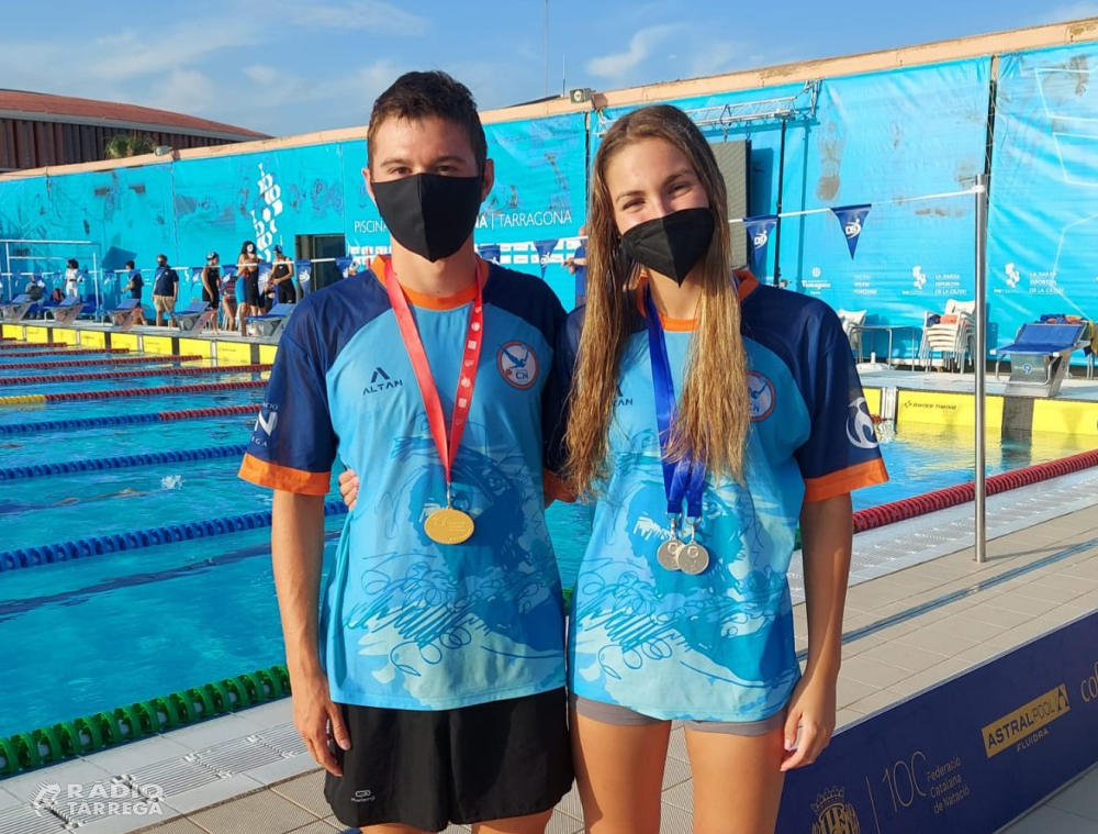 Laia Palomino i Eudalt Tosquella del Club Natació Tàrrega campions de Catalunya en 200 esquena i 200 estils respectivament