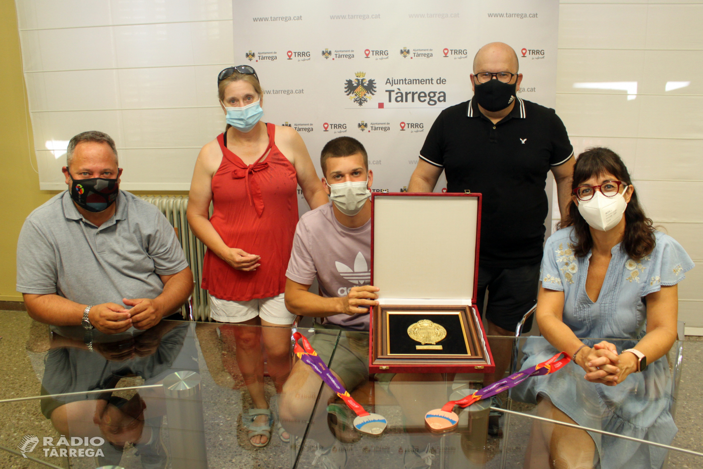 L’Ajuntament de Tàrrega rep l’atleta Arnau Monné després de guanyar dues medalles als campionats europeus sub-23