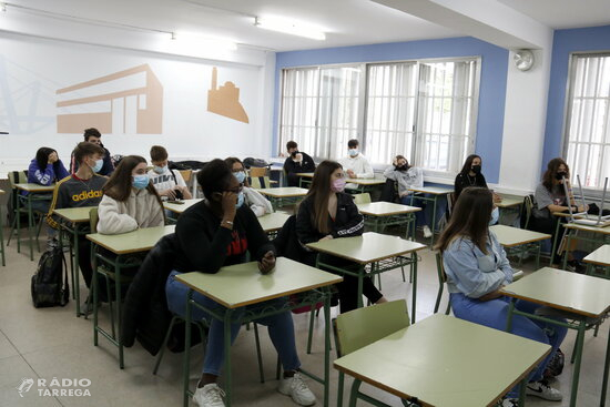 Els alumnes es podran treure la mascareta al pati si no es barregen amb altres grups i els vacunats no s'hauran d'aïllar