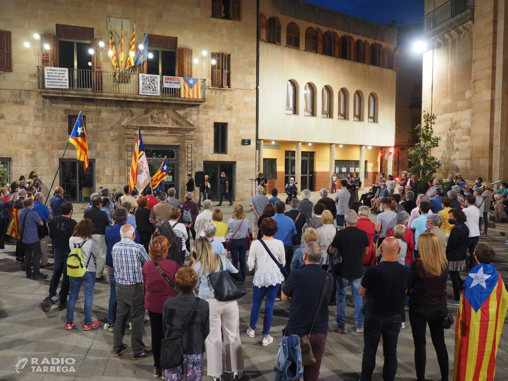 Més d'un centenar de persones es concentraven aquest divendres a Tàrrega per mostrar el seu rebuig a 'la repressió continua que viuen els líders independentistes'