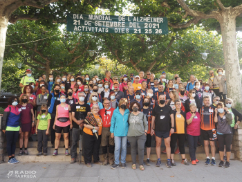 Un centenar de persones participen a la 19a Marxa Popular contra l'Alzheimer