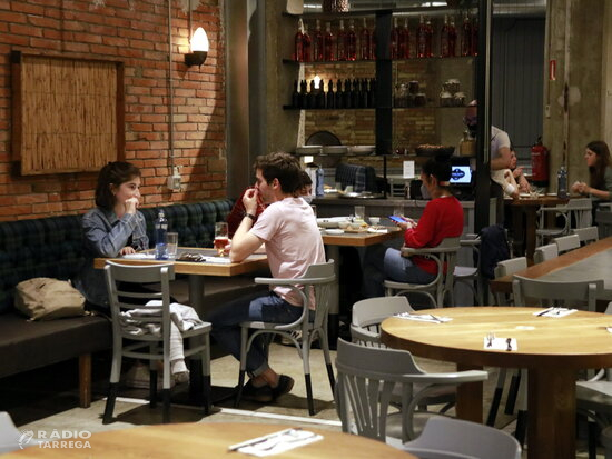 El Govern amplia a 10 els comensals per taula a l'interior de restaurants i autoritza el 60% de públic als grans espais
