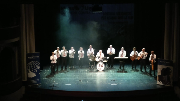 Mans Unides Tàrrega recapta 1.465 euros en l’espectacle solidari Escala en Hi-Fi del grup ALFI