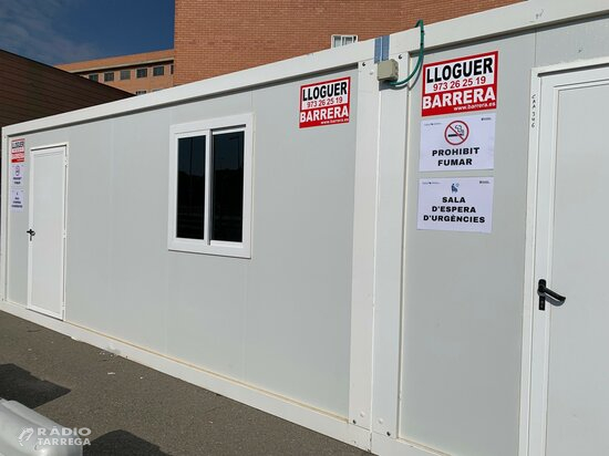 Instal·len dos mòduls exteriors a l'Arnau de Vilanova de Lleida per ampliar l'espai d'espera del servei d'Urgències