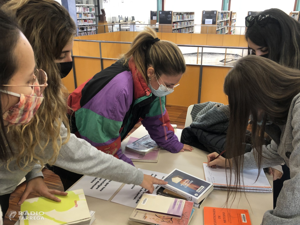 Alumnes de l’Escola d’Art i Superior de Disseny Ondara de Tàrrega treballen per omplir d’art els aparadors de locals buits aquestes festes de Nadal