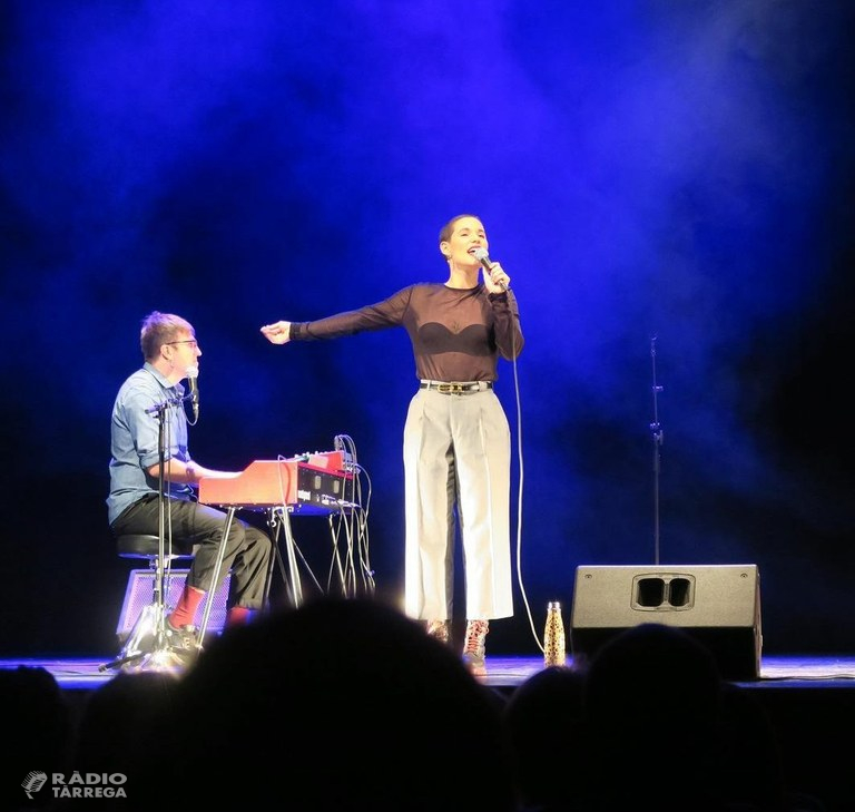 El festival Ponent Roots debuta amb èxit a Tàrrega oferint un encisador concert de Clara Gispert al Teatre Ateneu