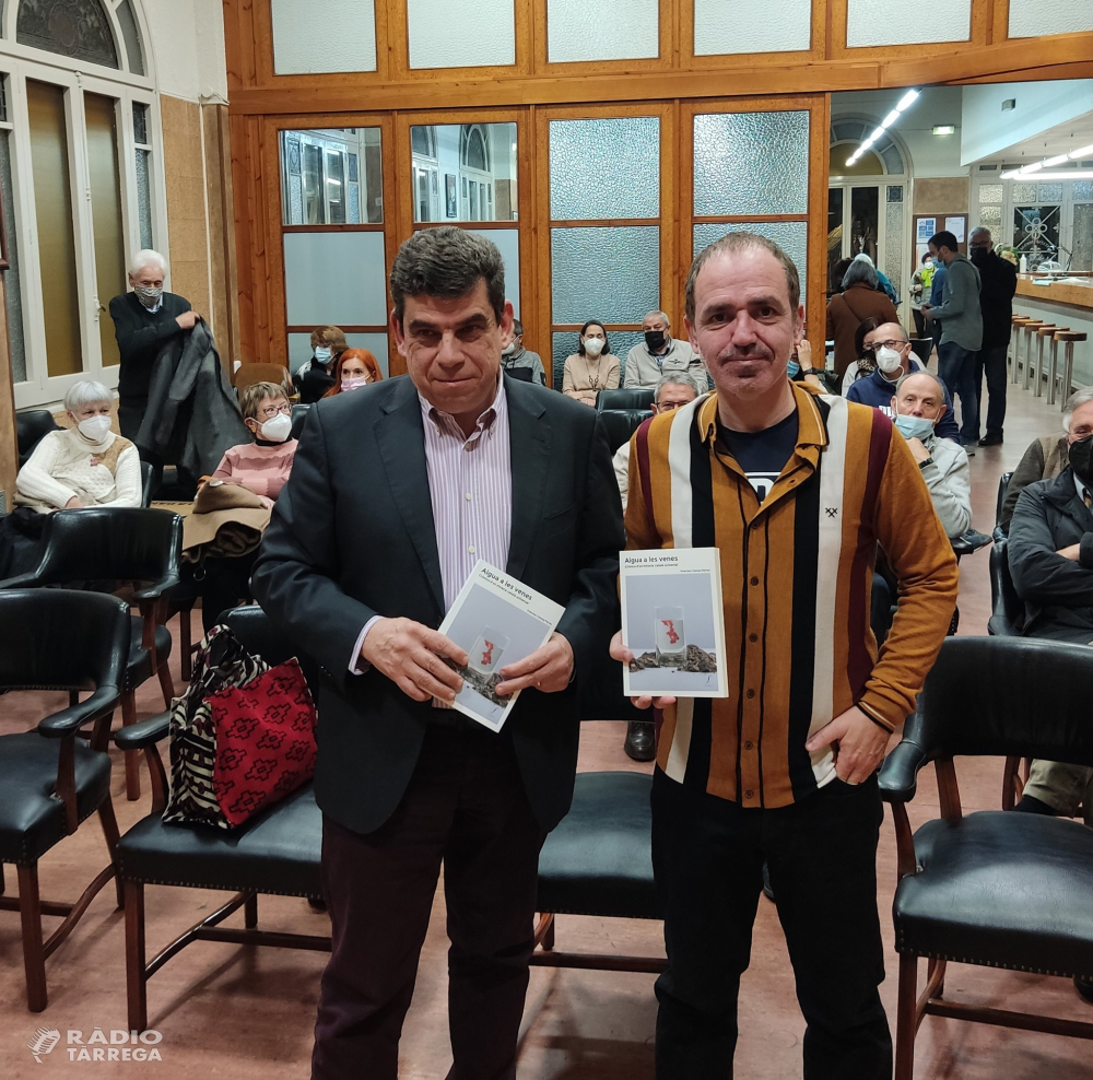 El periodista Francesc Canosa presenta a Tàrrega el seu últim llibre 'Aigua a les venes. Crònica d'un miracle català universal'.