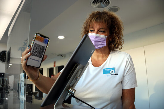 El passaport covid per accedir a la restauració, els gimnasos i les residències entrarà en vigor aquest divendres