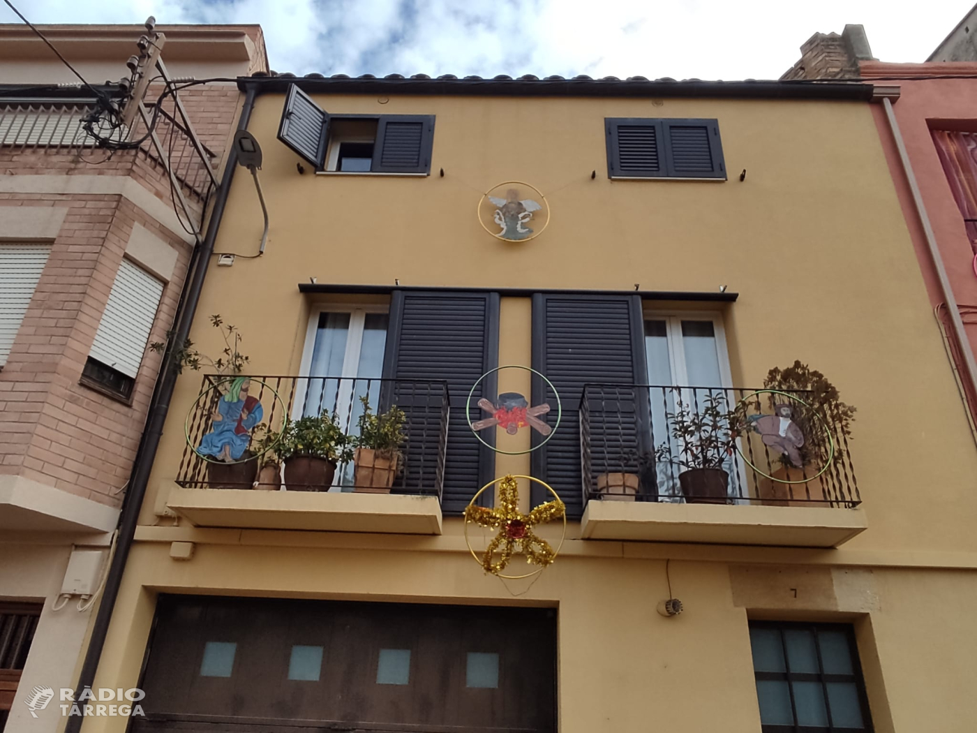 Els veïns del barri del Castell de Tàrrega exhibeixen un pessebre col·lectiu als seus balcons