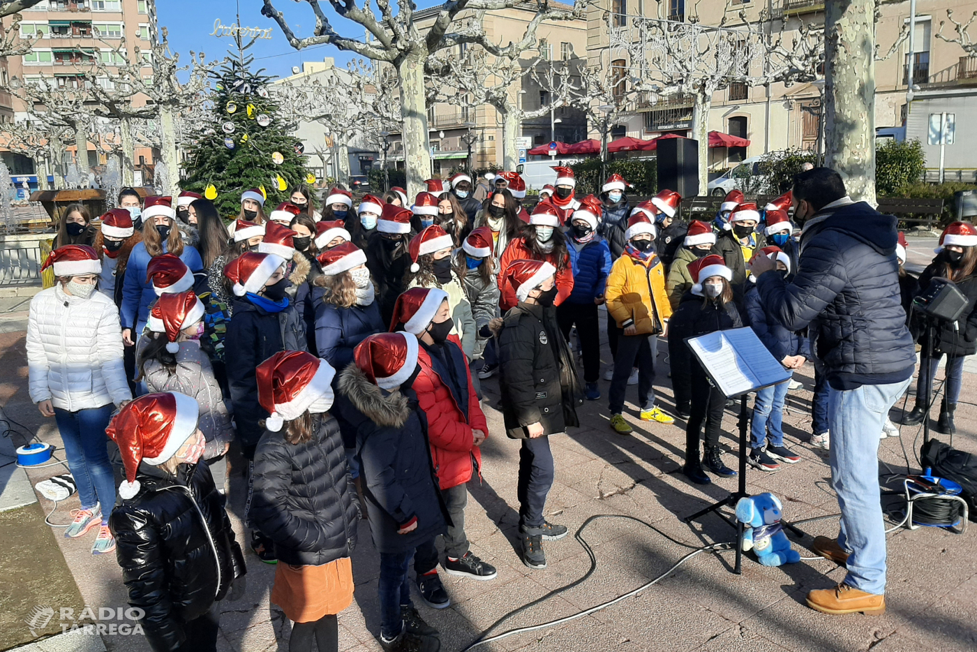 Les escoles de Tàrrega reben l’hivern amb una cantada de nadales en diversos punts del centre de la ciutat